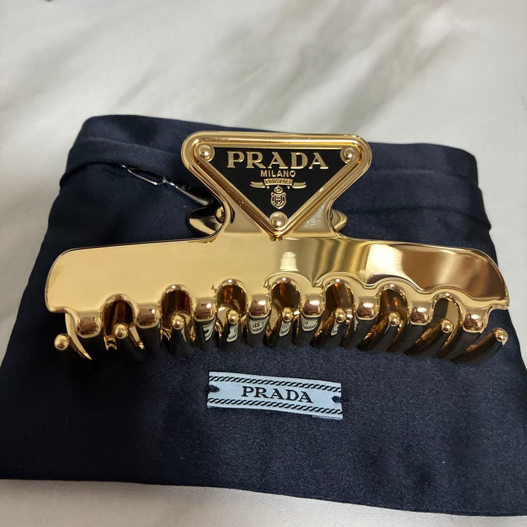 プラダ PRADA ヘアクリップ　ゴールド　ロゴ　正規品　ヘアアクセサリー