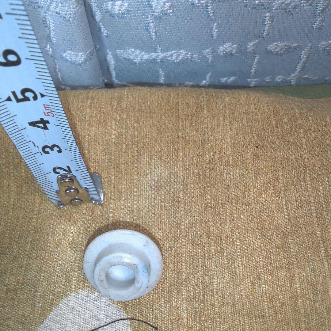 骨董 ？ 中国美術 ？ 白い陶器製の丸型空き瓶 小さい