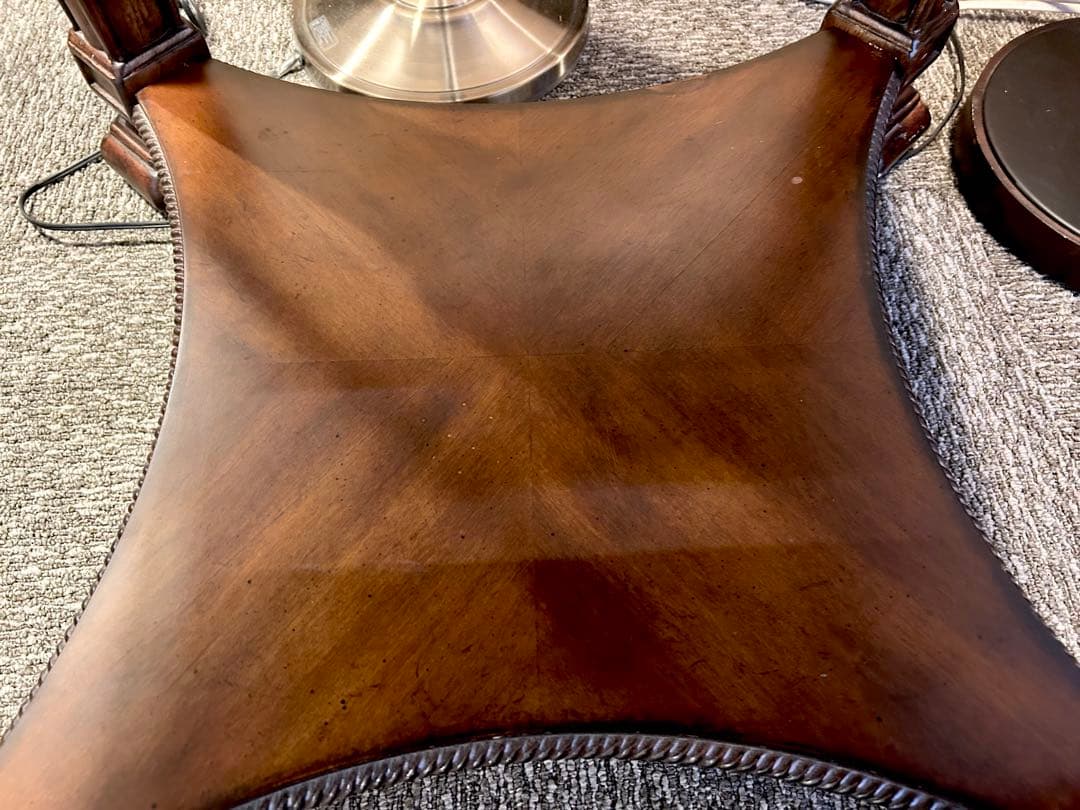 アンティーク調テーブル　西洋家具　彫刻装飾付き サイドテーブル