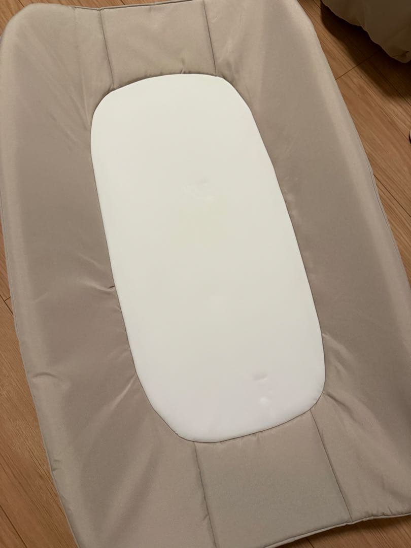 【美品】【Thinkmax】折り畳み式ベビーベッド／ゆりかご、おむつ替え台付き