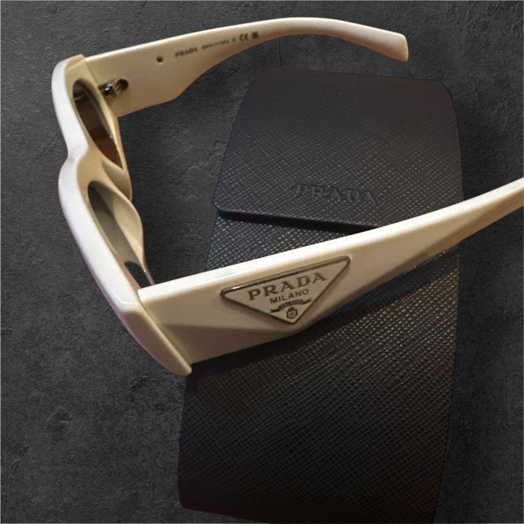 PRADA MADE IN ITALYホワイトサングラス　ケース付　箱クリーナー