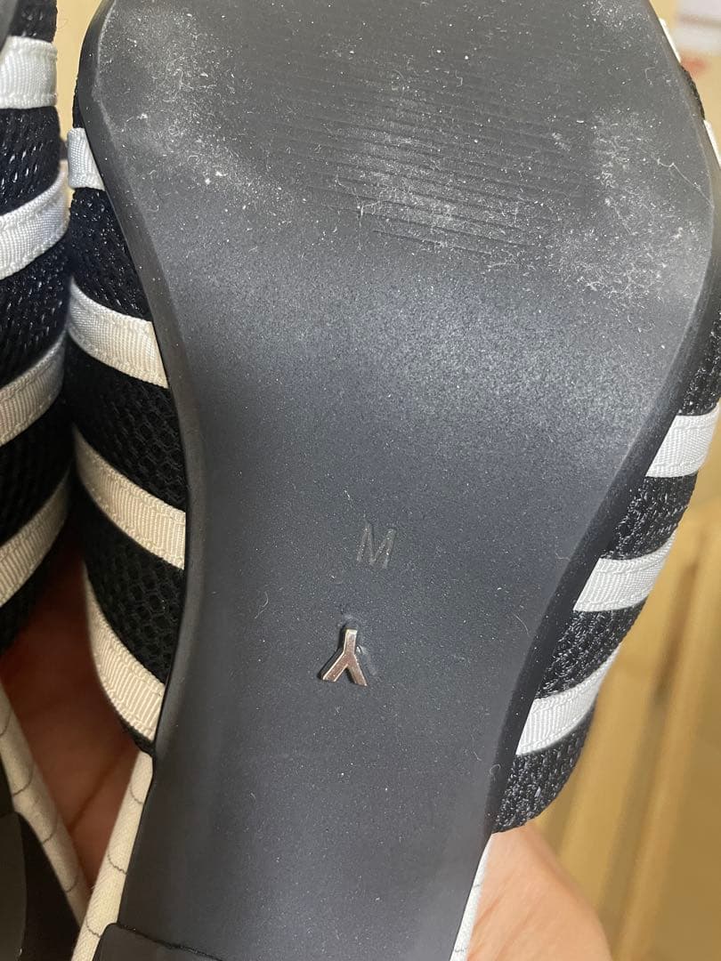 YELLO ブラック ポインテッドトゥ ミュール M