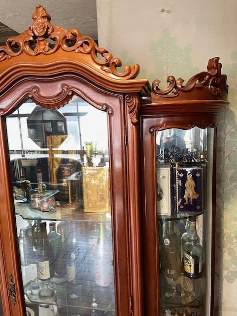 ビクトリアン風木製キャビネット