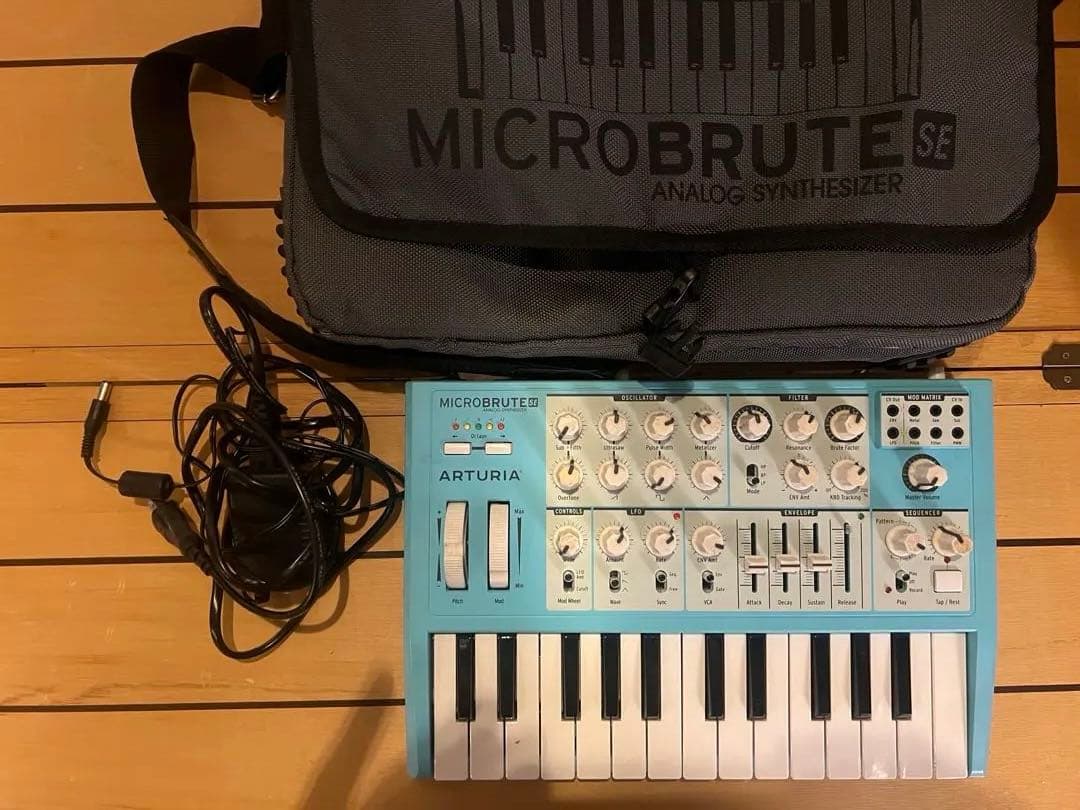 ARTURIA MICROBRUTE SE アナログシンセサイザー　限定カラー