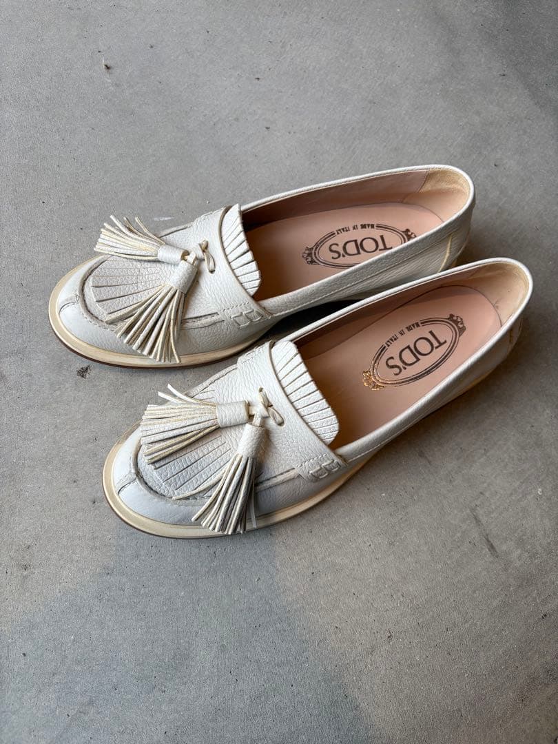 TOD'S フリンジ付きホワイトローファー