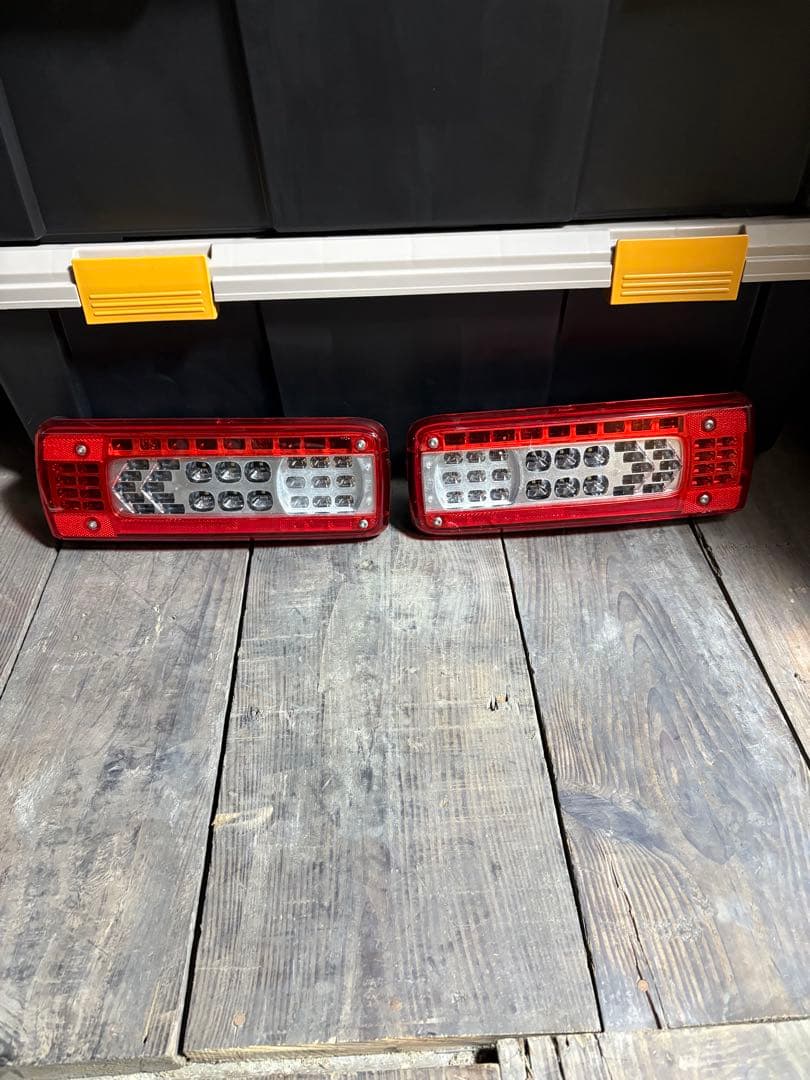 R5年製UD パーフェクトクオン 純正テールランプ