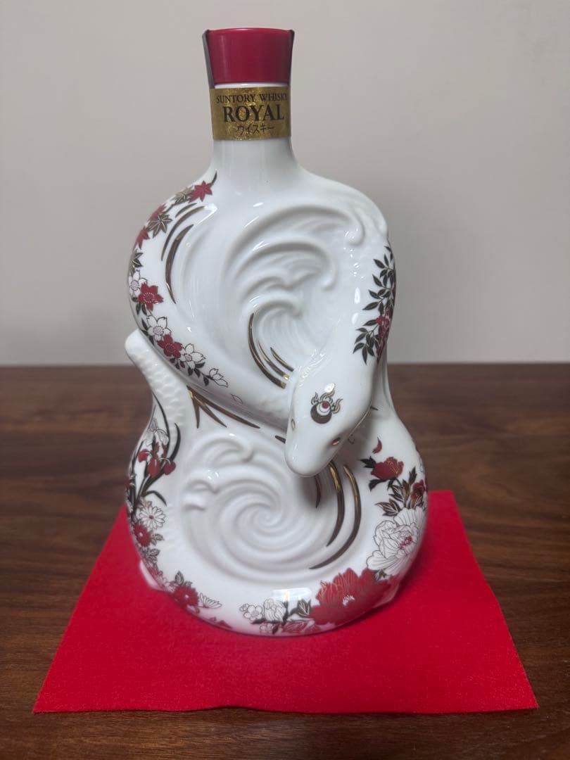  ウイスキー 蛇のデザイン