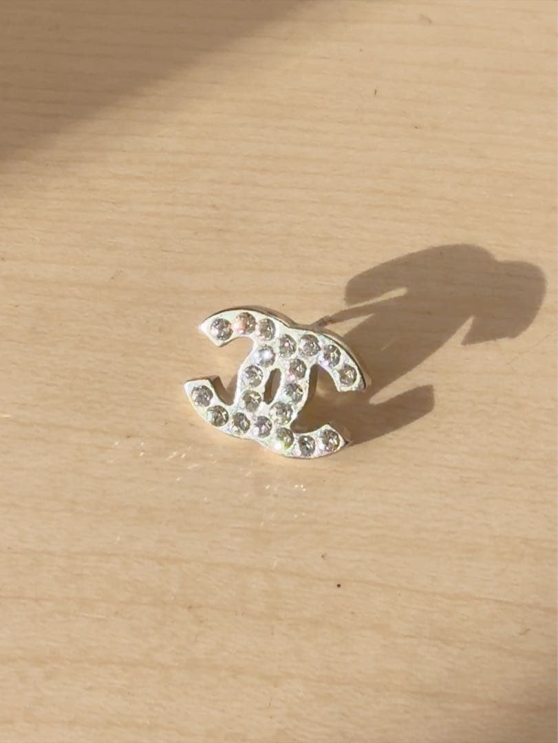 CHANEL シャネル　ロゴデザイン ストーン付きピアス 片耳