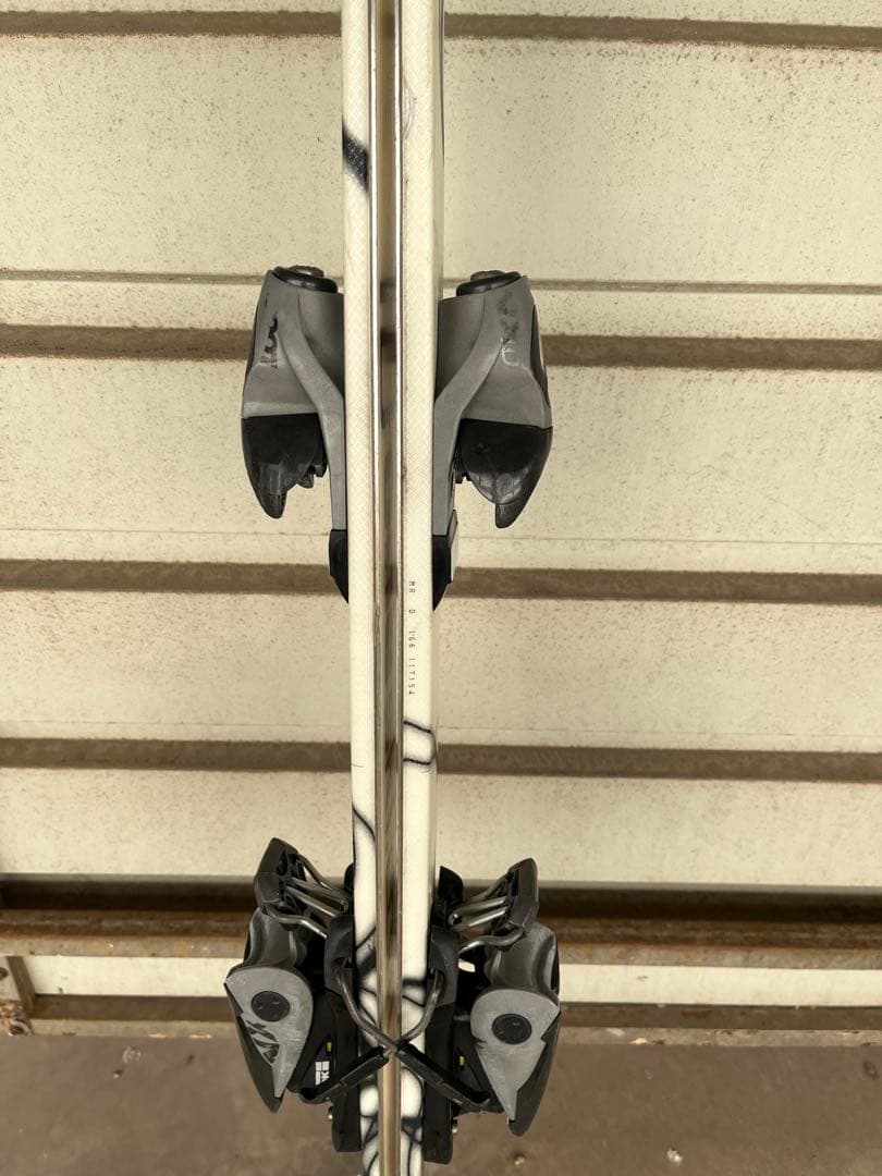 ジ*ン様 IDone スキー 板 白黒デザイン