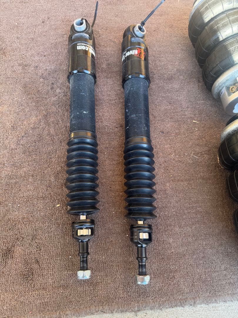 トヨタカローラツーリングハイブリッド219 エアサス　リア脚のみ50プリウスにも