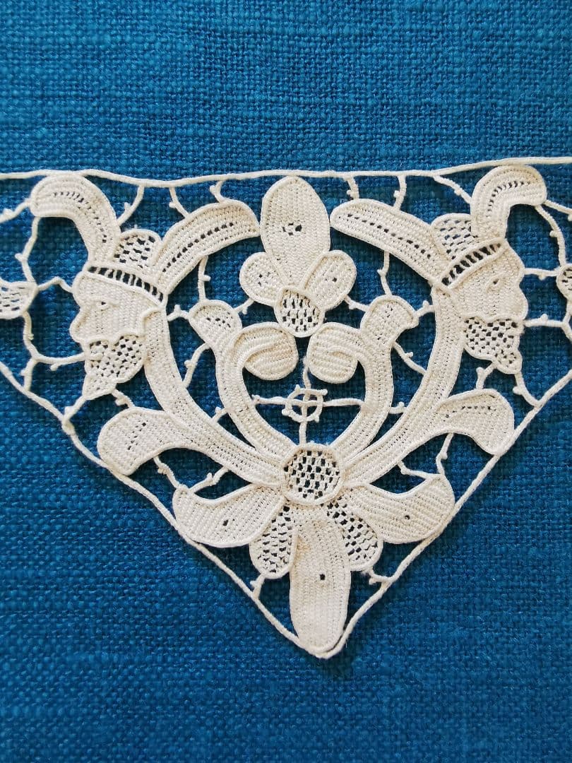 アンティークフランス購入 兵士の横顔と蘭の花✾ トライアングル型 レースドイリー