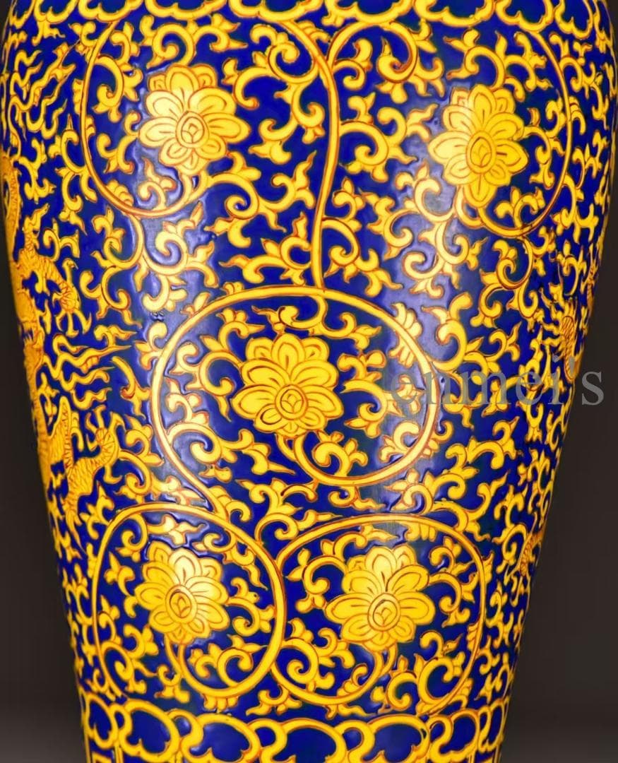 中国古美術・明嘉靖年製款・藍地黄彩纏枝龍紋梅瓶・粉彩・壺・唐物・骨董品・文房置物