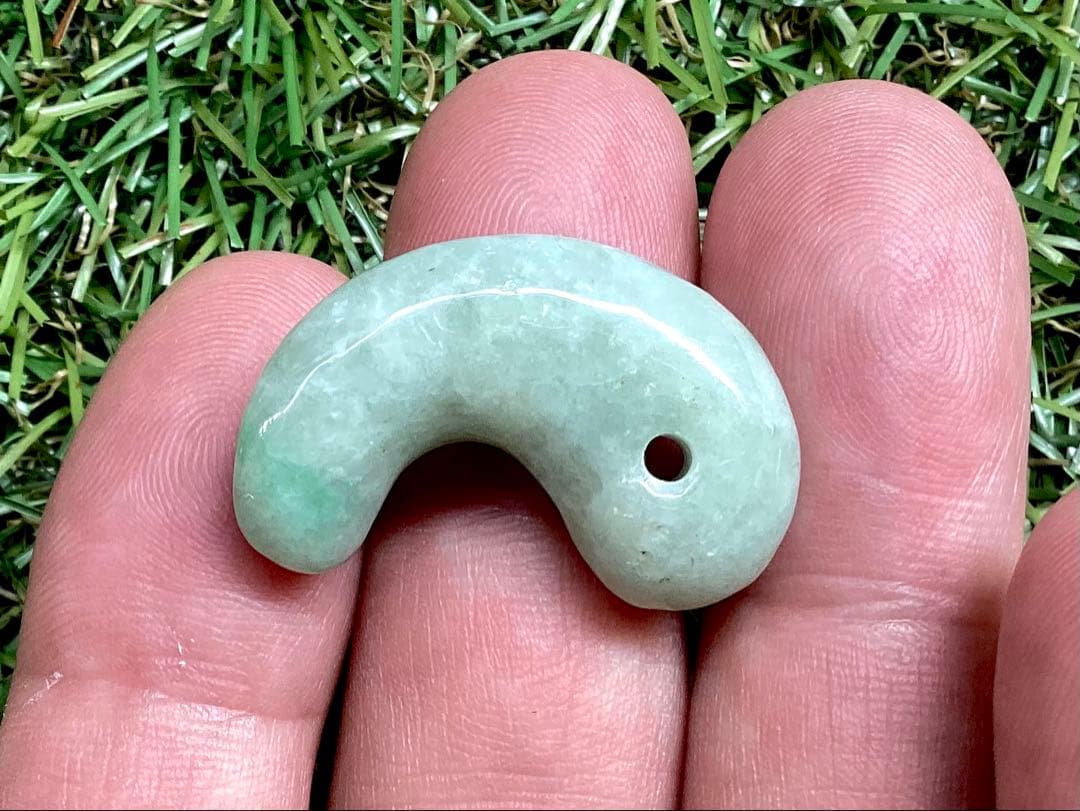 ✳綺麗な若草色　幸運導く緑の糸魚川翡翠勾玉　本物をお持ちください‼️ 鑑別書取得品