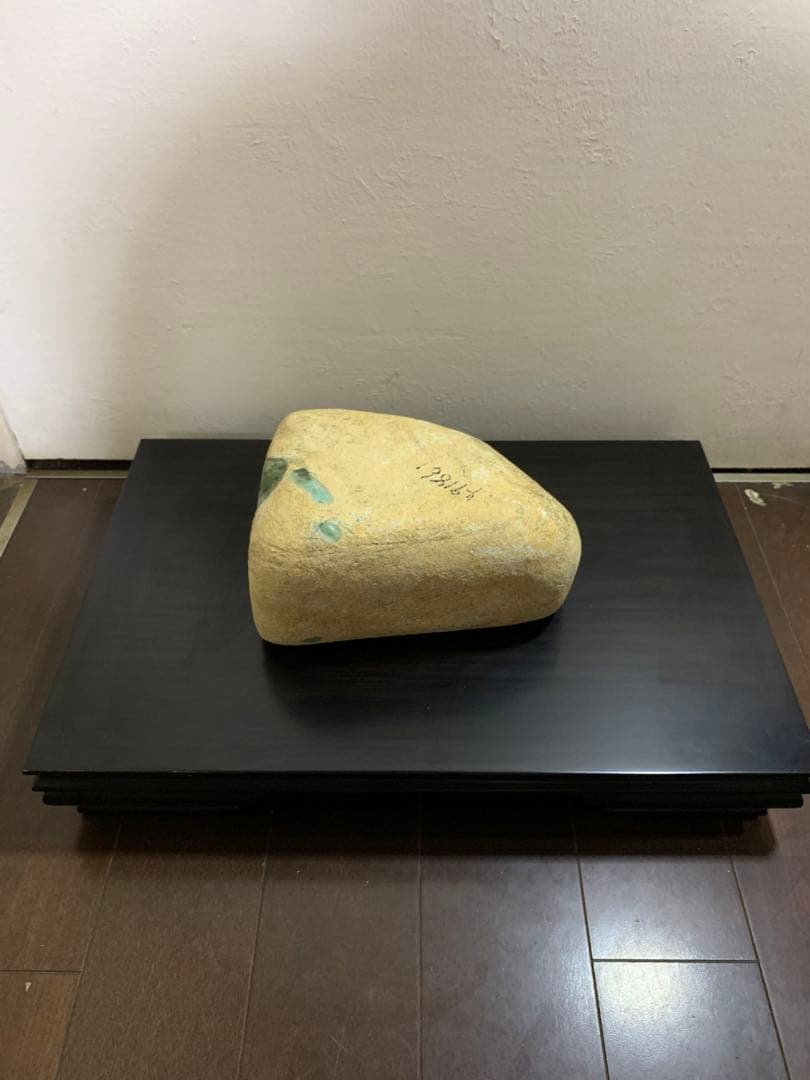 天然翡翠原石（高品質緑色）黒檀木台座付き