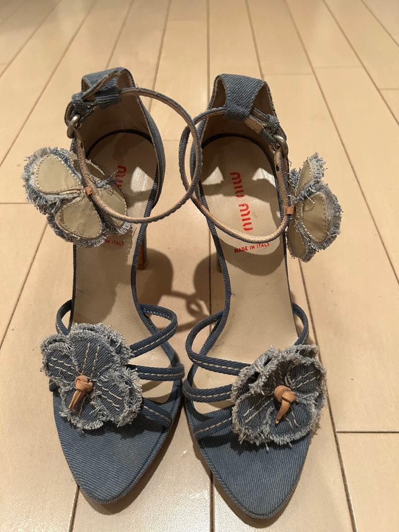 楽一番　MIU MIU デニムブルー フラワー装飾 高ヒールサンダル