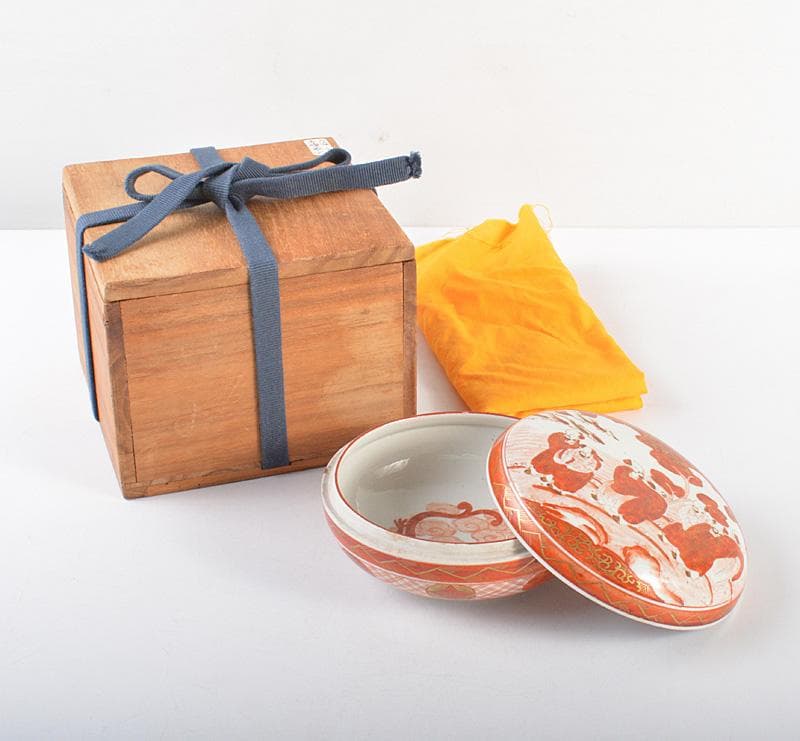 九谷焼　古九谷　赤絵金彩　雲龍山水人物文　蓋物　時代箱付　D　R6009