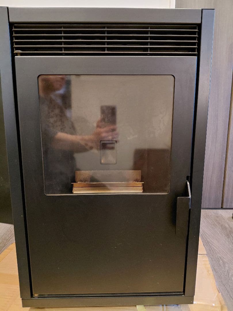トヨトミ　密閉式ペレットストーブ　muumuu PE-8