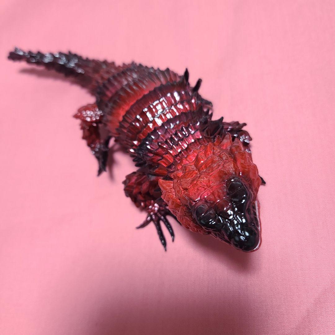 アルマジロトカゲ　リアルな赤黒爬虫類フィギュア　レッド①