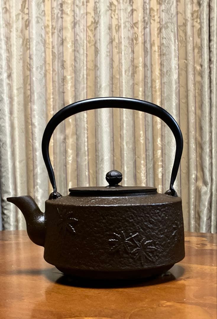 【中型】鉄瓶　南部鉄器　紅葉　チャコールブラウン　美術品　アンティーク　1.3ℓ