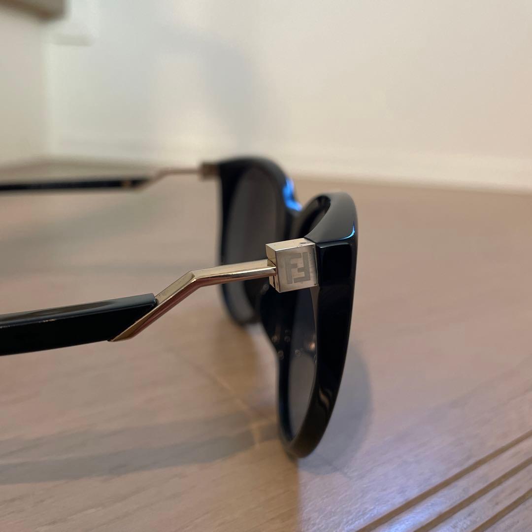 ブラック キャットアイ サングラス FENDIのロゴ入り