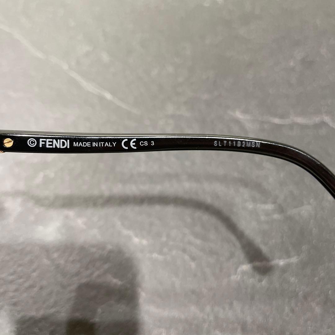 ブラック キャットアイ サングラス FENDIのロゴ入り