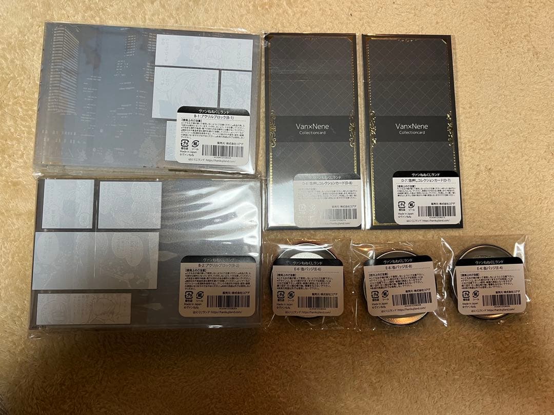 ヴァンねねくじランド アクリルブロック、箔押しコレクションカード、缶バッジ