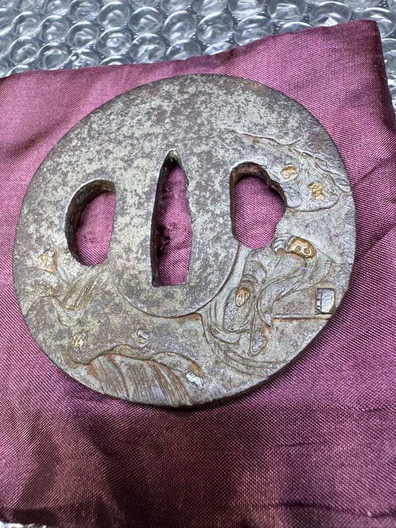 上作　刀苑社審查委員會　認定書　会津　正阿弥　関羽之鐔　鉄丸型両櫃関羽の高彫象嵌