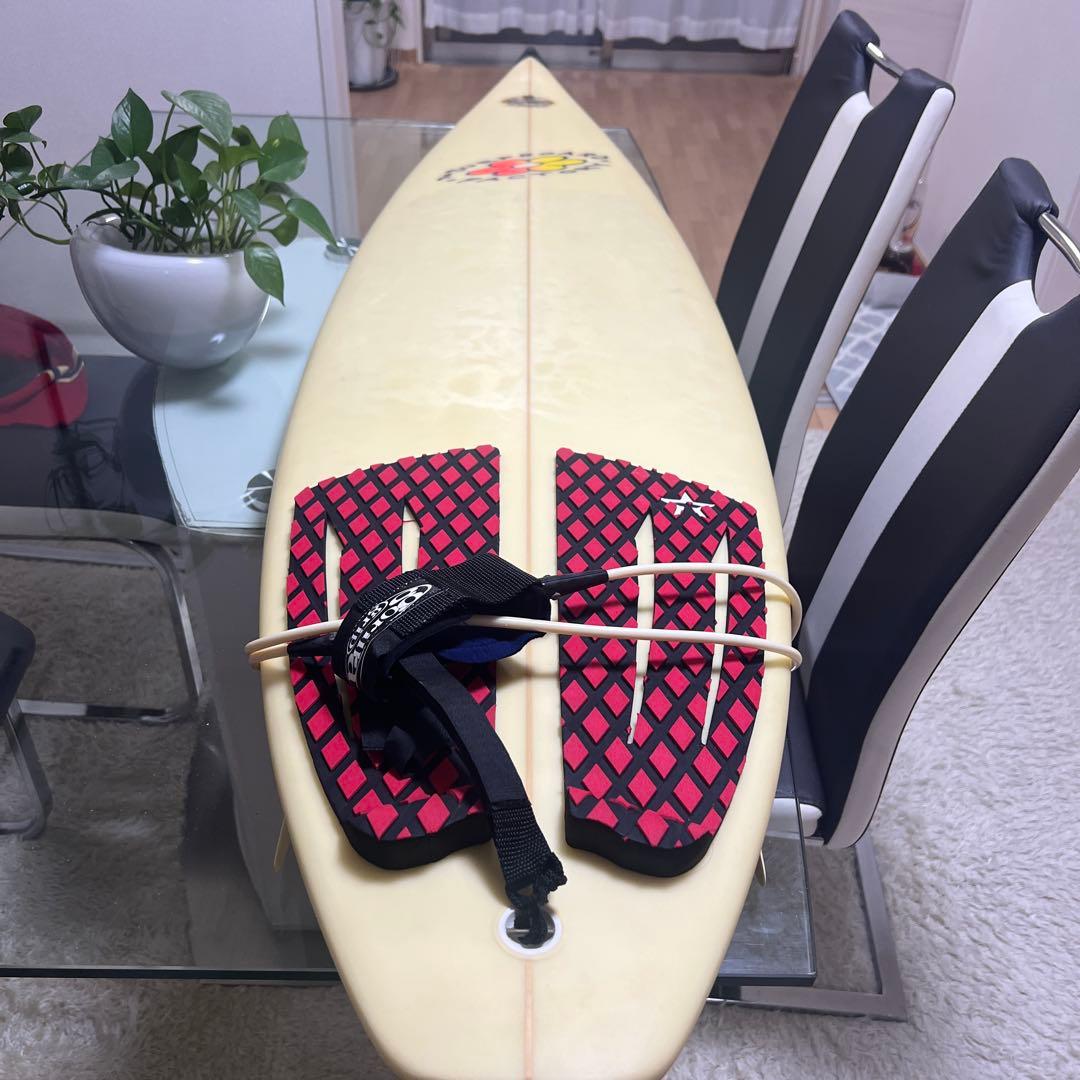 ショートボード 2フィン 赤黒グリップパッド