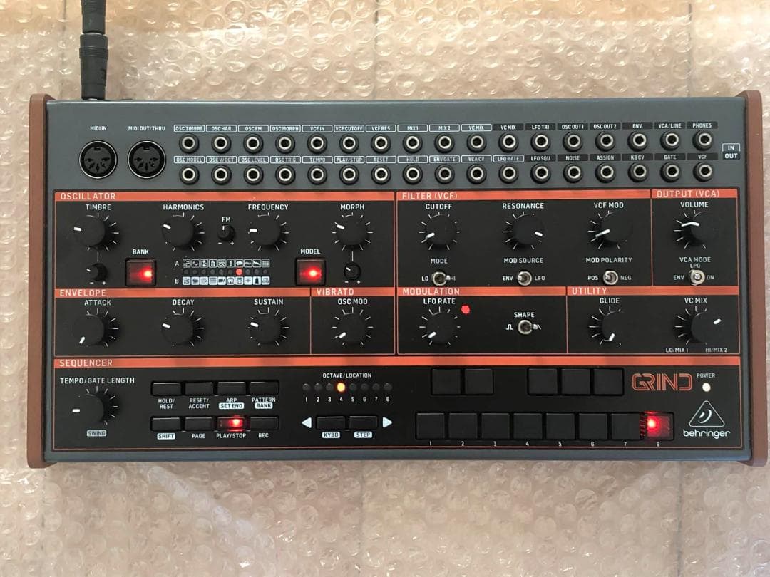Behringer Grind セミモジュラーシンセサイザー