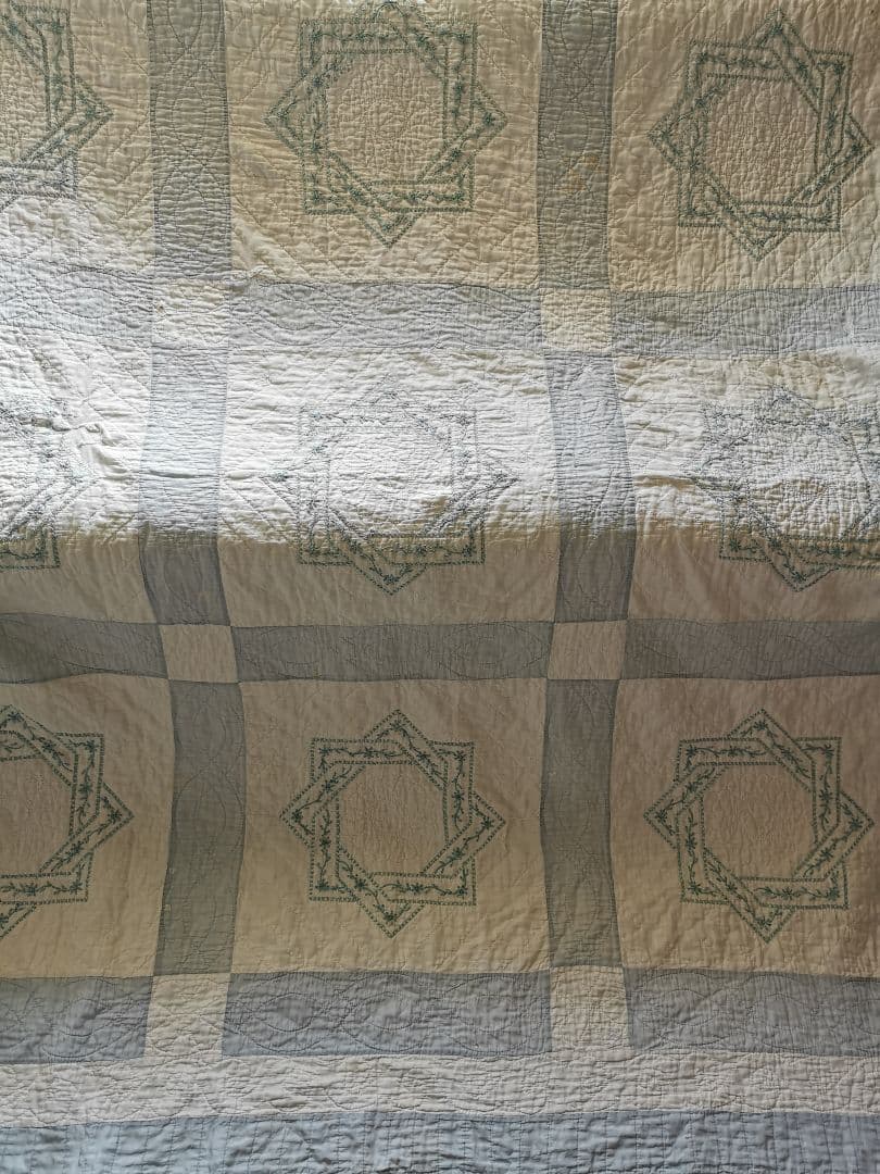 アンティーク 星 風車パッチワーク 小花青磁色刺繍 ふんわりダブルフェイスキルト