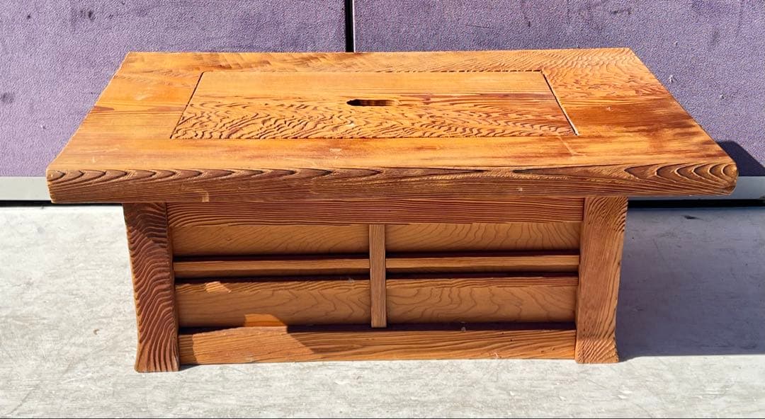 ケヤキ材で作られた日本の火鉢。