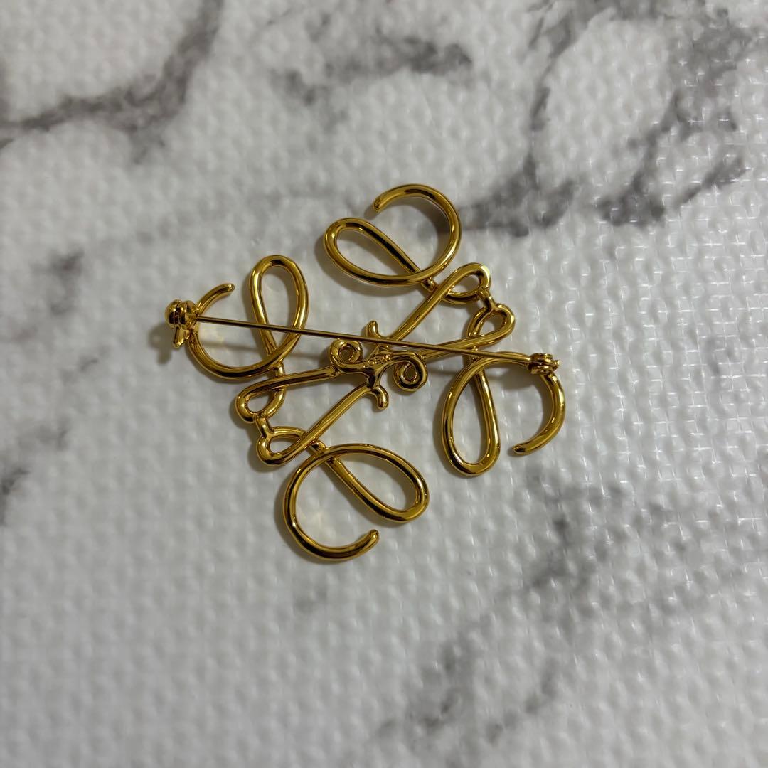 LOEWE アナグラムブローチ ゴールド　専用ポーチ付き