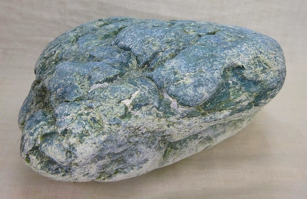 白馬産ネフライト原石(軟玉翡翠)4610g