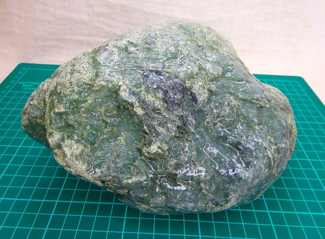 白馬産ネフライト原石(軟玉翡翠)4610g