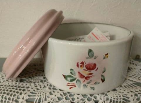 1790:イマン 好き！プリンセスローズ　丸缶S　新品・未使用