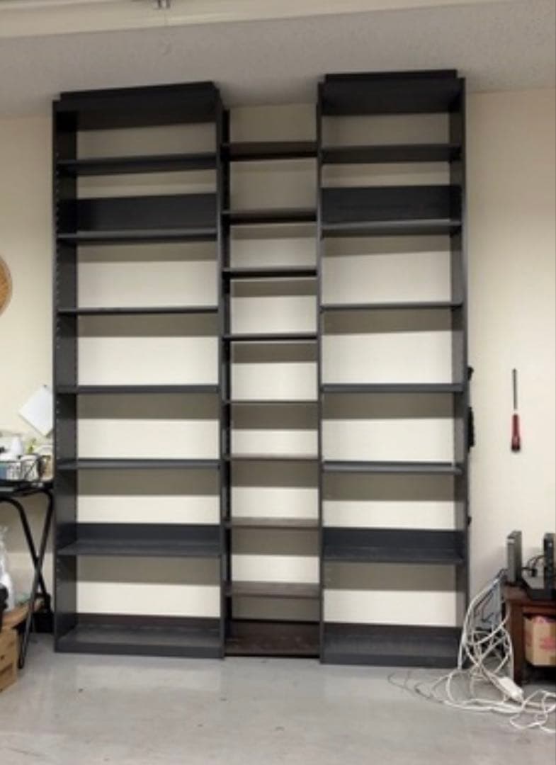 突っ張りスチール棚　本