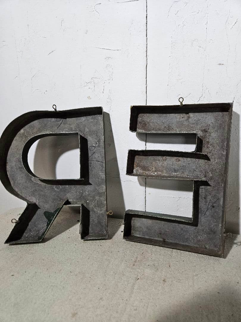 USA ヴィンテージ ブリキの看板 アルファベット 4文字分 壁掛け サイン