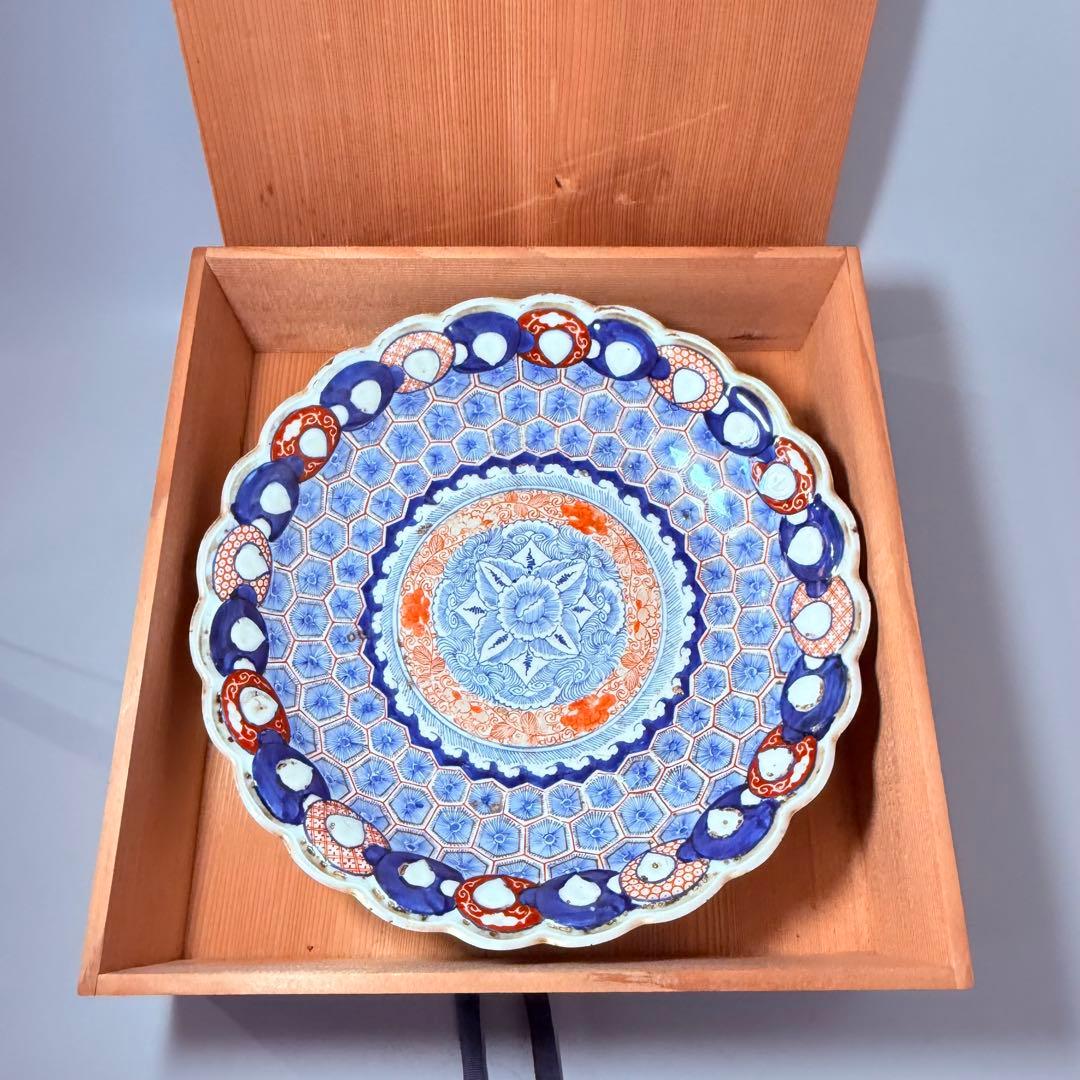 古伊万里　大明成化年製　極細密技巧　亀甲文　直径35.5㎝　赤絵　納め箱付