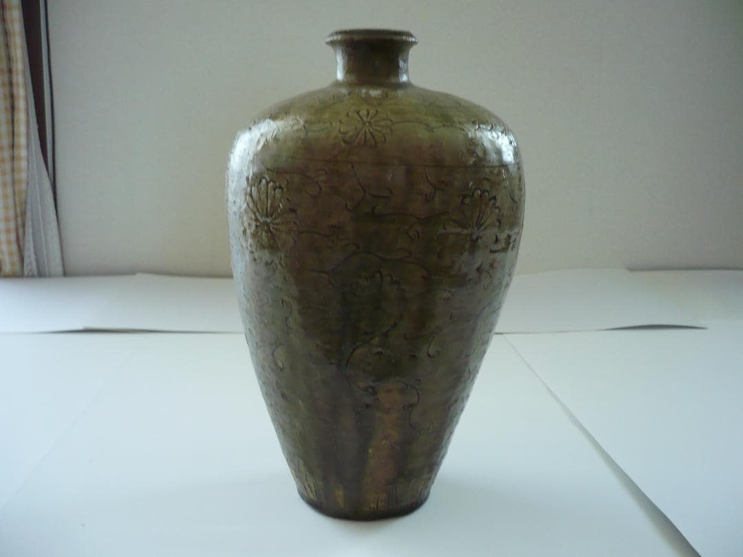 瀬戸焼　刻花紋瓶子　鎌倉時代