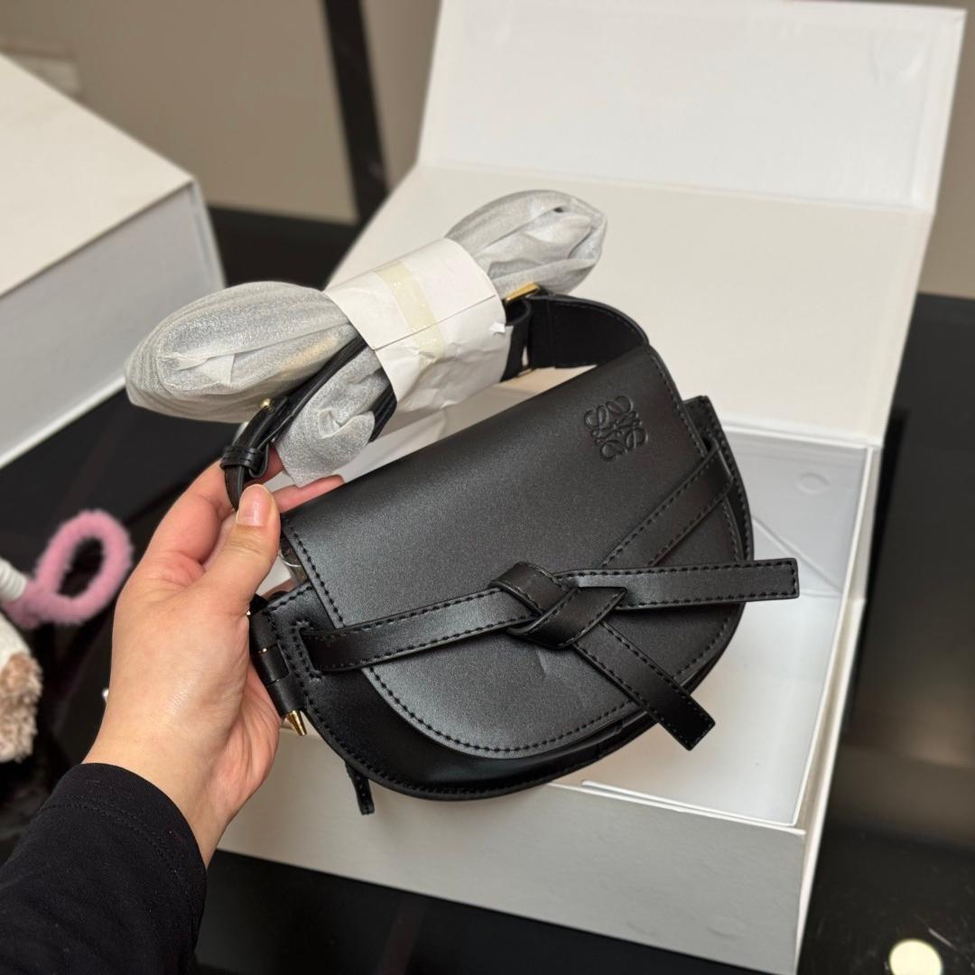 Loewe ブラック ハーフムーン ボディバッグ