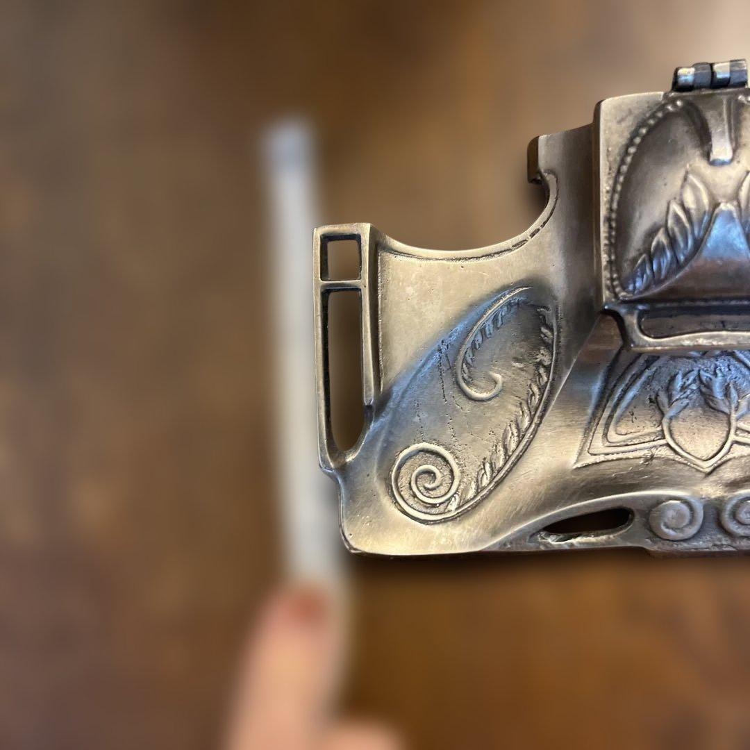 装飾的な金属製インクスタンド