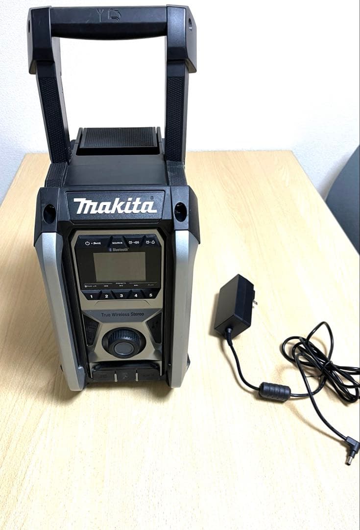 マキタ　充電式ラジオ　MR005GZB