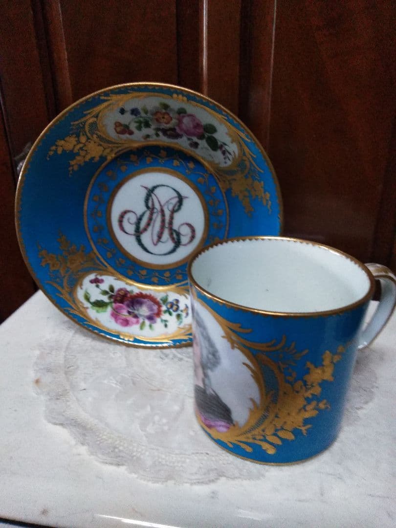 アンティーク　貴族の肖像画のカップ、ソーサー1客