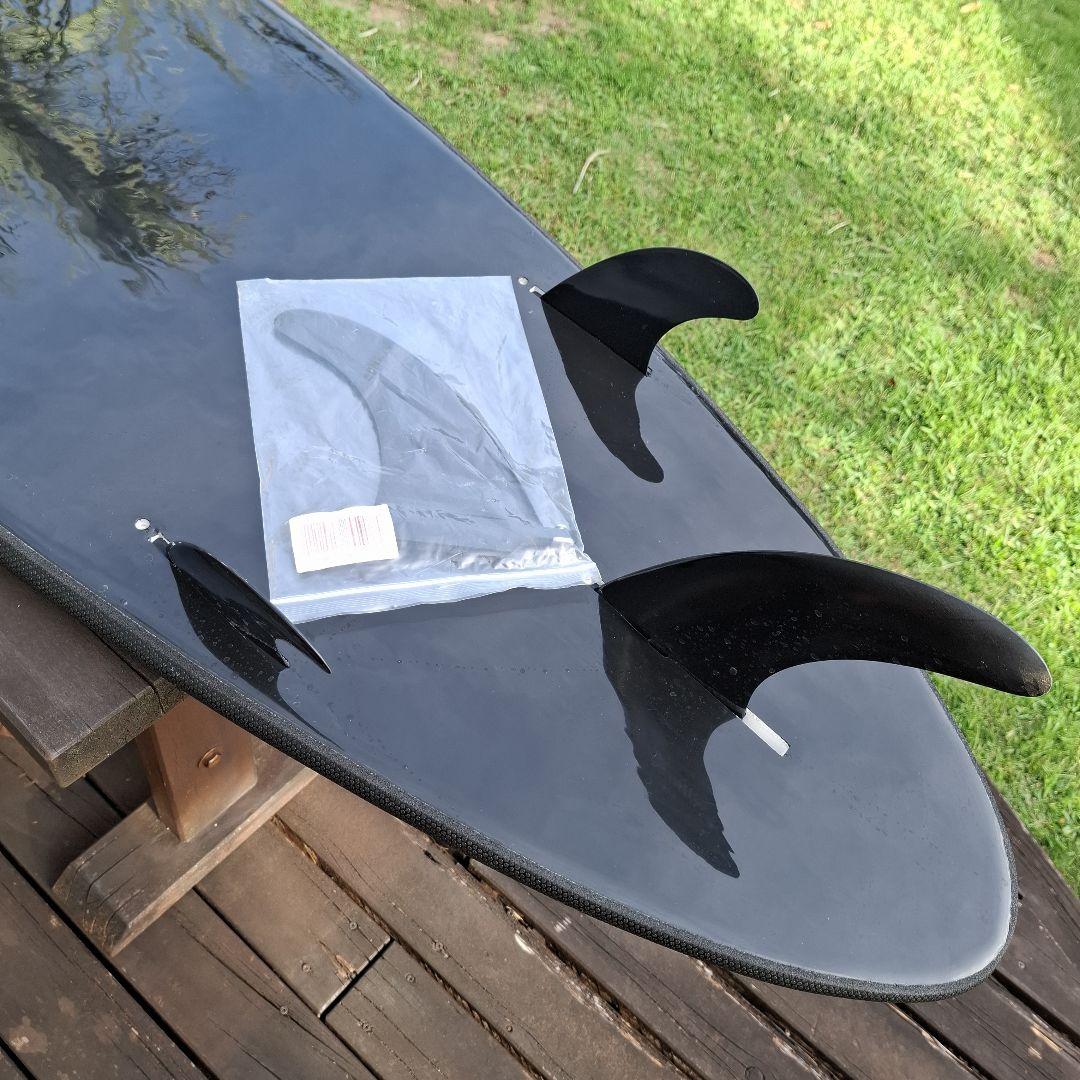 ビーチアクセス 7’0“ 48L 限定ブラック フィン2本付き ミッドレングス