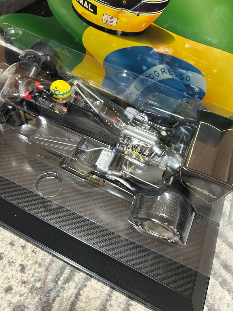 AYRTON SENNA F1カー 1/18スケール、ディスプレイケースつき
