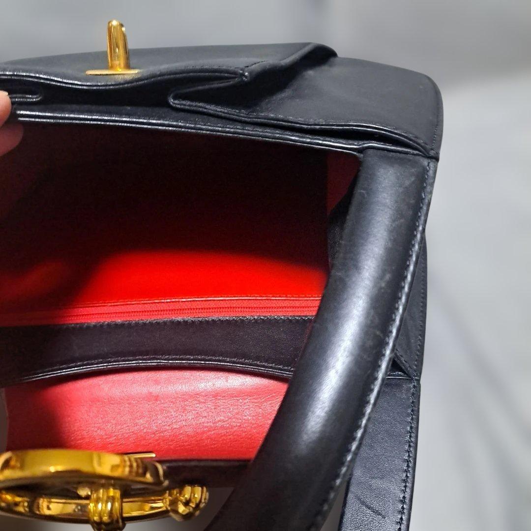 Cartier　黒のハンドバッグ 金色リング付き