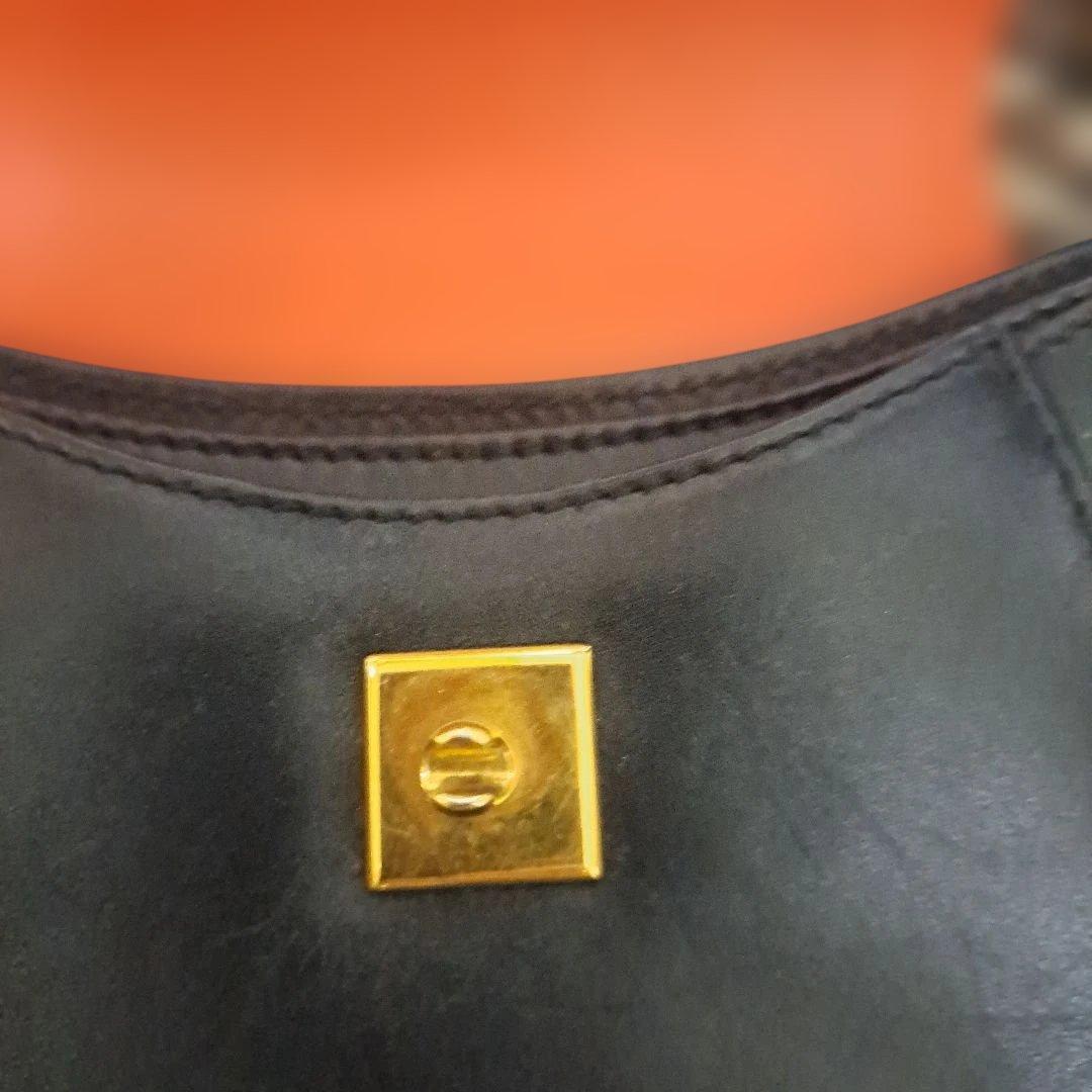 Cartier　黒のハンドバッグ 金色リング付き