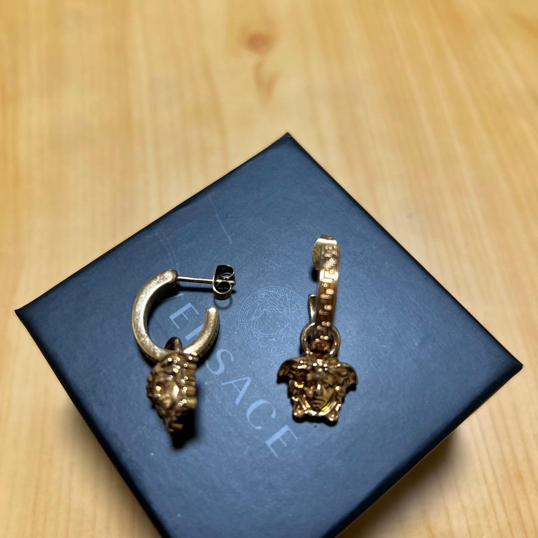 ヴェルサーチピアス