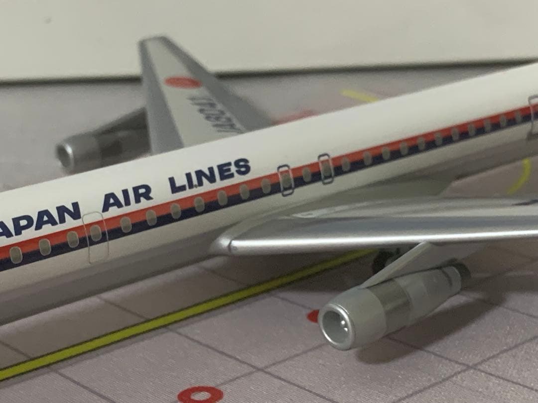 ｊａｌｕｘ公式モデル１／２００日航ＤＣ８－６１プラスティック樹脂製完成品