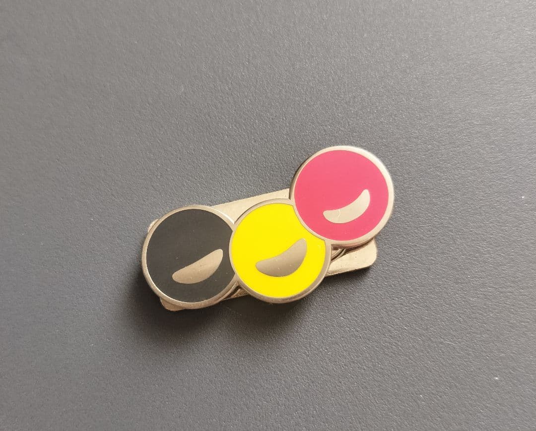 【レア・非売品】2025年 大阪関西万博ベルギー館 信号機国旗カラーピンバッジ